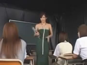 日本女學生被打屁股和灌腸