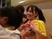 日本AV女優摸乳募款做公益